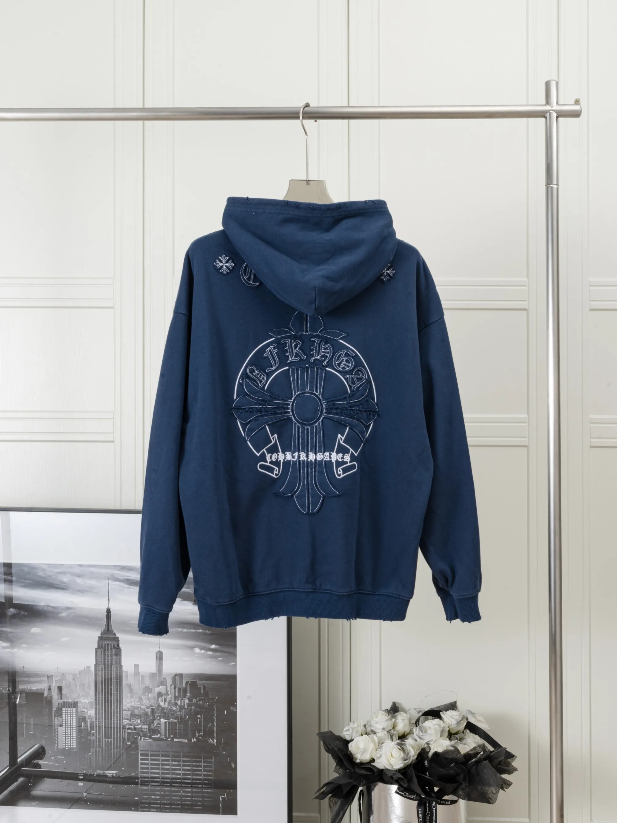 P320 𝗖𝗵𝗿𝗼𝗺𝗲 𝗛𝗲𝗮𝗿𝘁𝘀/Cro Heart 2025 Cross Patch Embroidery Summer New Original Single Counter American Acid Washed Distressed Laser Burnt Patch Embroidery Couple Casual Hooded Sweatshirt Customized fabric 440g tripe terry fabric! American acid-washed and distressed original fabric laser burnt ✟appliqué embroidery and exquisite embroidery of letters! The best-selling model at the counter. It is very comfortable to wear. It is low-key yet luxurious. It is very classy when worn. The large size and tailoring are needless to say. The upper body is exquisite and vivid. 👍High-end first-class materials. A truly palace-level product. The cotton from Turkey is of outstanding quality. After heavy washing, the clothes are very soft! Not picky, the upper body is absolutely stylish and extremely luxurious. Auxiliary materials: The original model has been authenticated and labeled ➕100% silk washed with water label. Genuine purchase-grade original hangtag➕matching hanging rope➕3D hanging beads➕original packaging bag. Craftsmanship: The original version has consistent wiring! The highest version of the armhole matching technique! Countless times of pattern making to 100% restore the original appearance! The correct version is the same for men and women, super eye-catching, super good-looking, and super atmospheric! Color: white, washed black, washed blue Size: XS-L